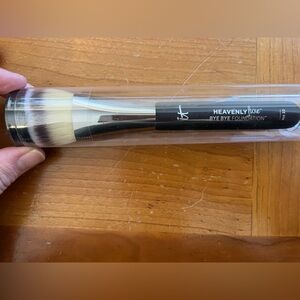 IT Cosmetics Luxe Foundation Brush #22 triangle shaped brush head for foundation